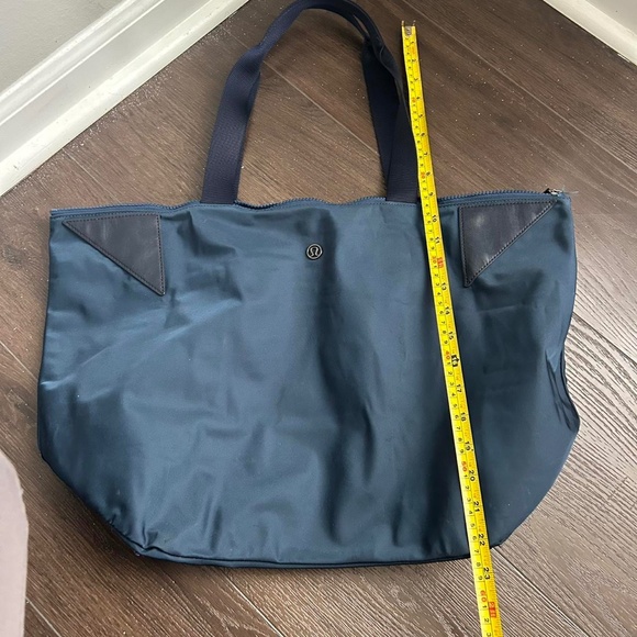 Navy blue Lululemon tote bag   zipper close - Picture 5 of 5